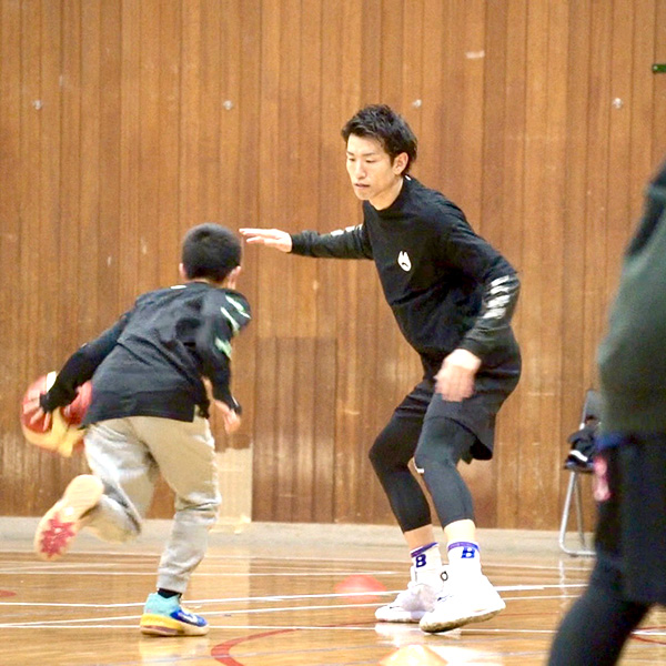 飯島に向かってドリブルを仕掛けるココバスのスクール生