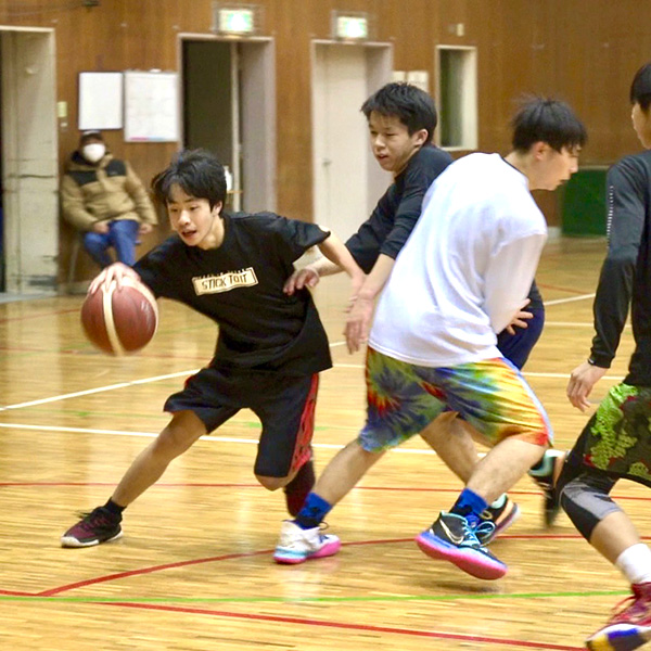 ミニゲームでドリブルするココバスのスクール生