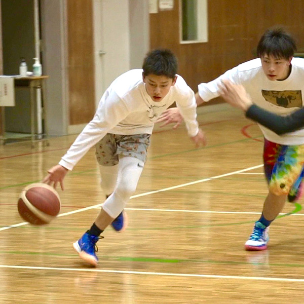 ミニゲームでドリブルするココバスのスクール生