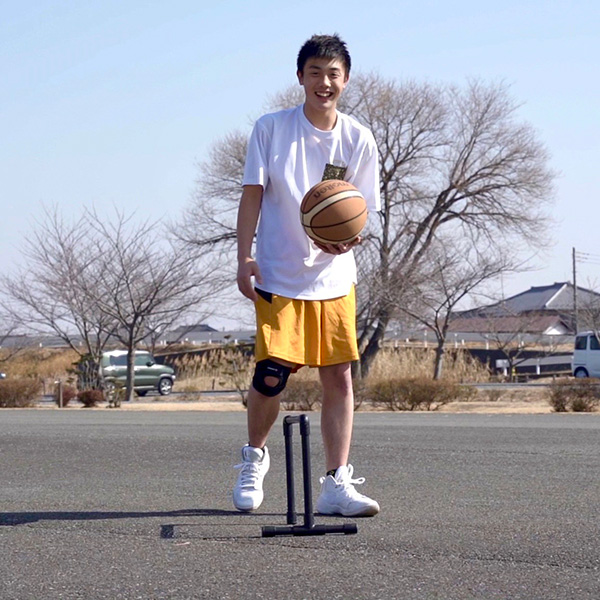 屋外で練習するココバスのスクール生