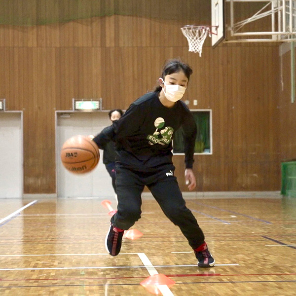 ドリブル練習するココバスのスクール生